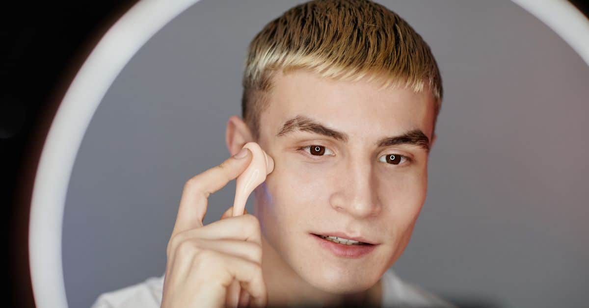 Les hommes doivent-ils s’exfolier ? Pourquoi c’est important et comment le faire correctement
