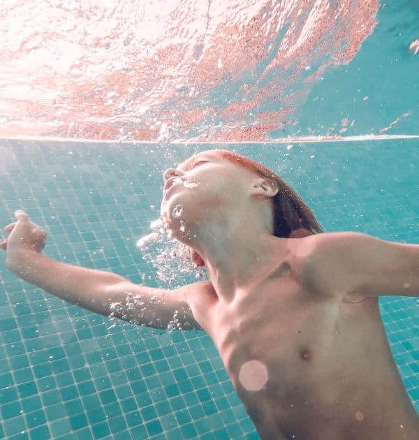 Comment prendre soin de sa peau après être allée à la piscine en hiver ?