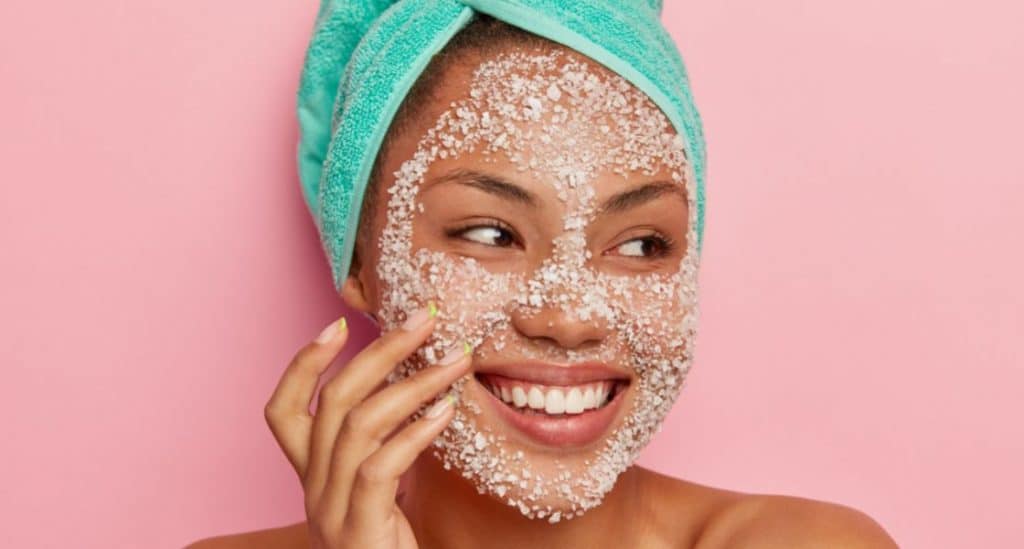 Pourquoi faut-il exfolier la peau régulièrement ?